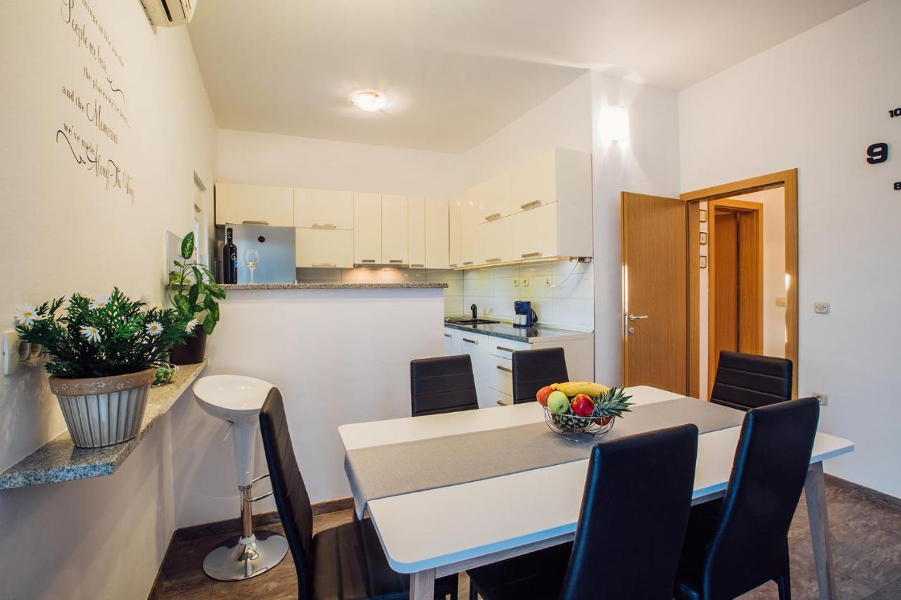 Apartments Essentia โปดสตรานา ภายนอก รูปภาพ