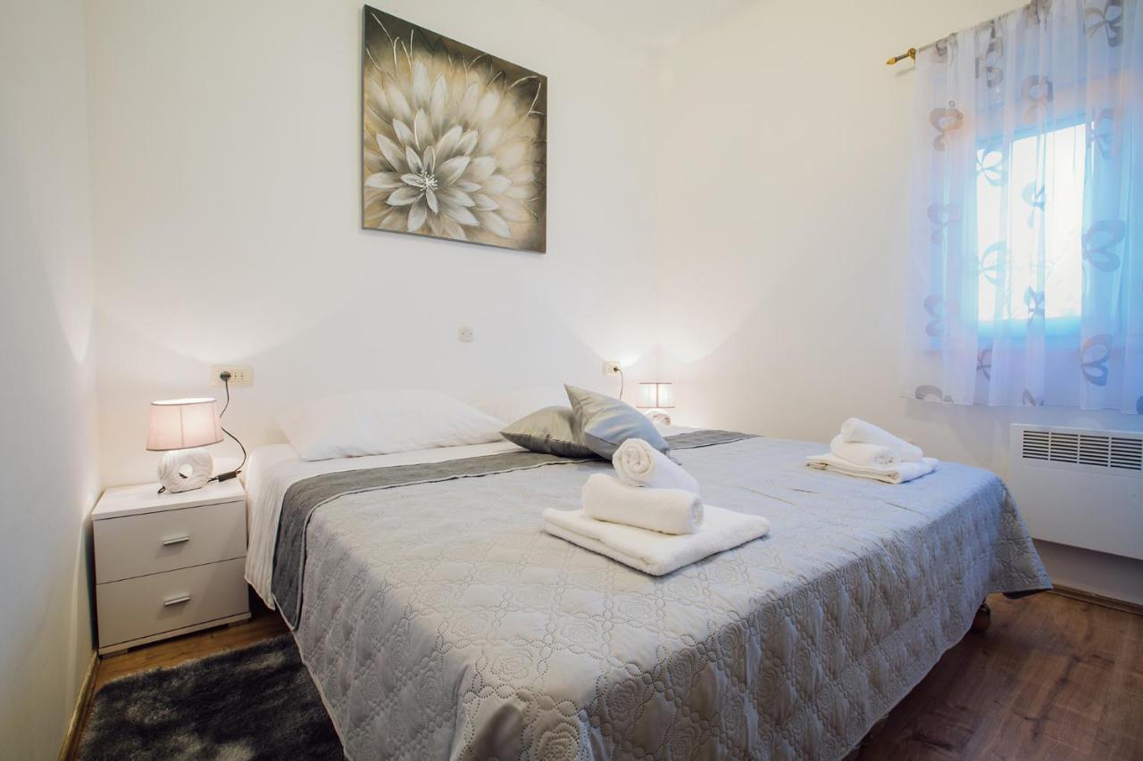Apartments Essentia โปดสตรานา ภายนอก รูปภาพ